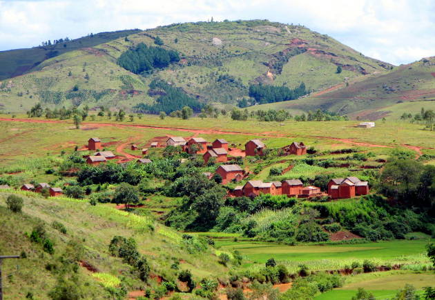 Photographie&nbsp;: Village des Hautes Terres de Madagascar (Gagnon, B. Wikip&eacute;dia)