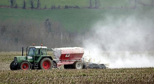 Photographie : Épandage de chaux dans un champ, en Bretagne (Mochet, M. AFP)