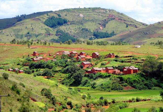 Photographie&nbsp;: Village des Hautes Terres de Madagascar (Gagnon, B. Wikip&eacute;dia)