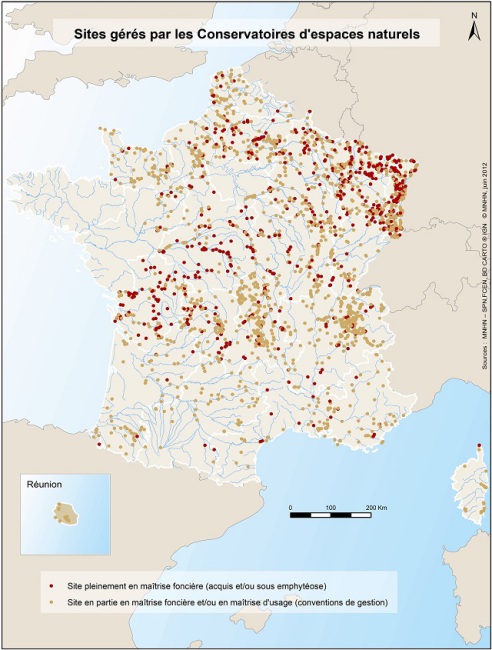 Carte de la France sur l'emplacement des sites g&eacute;r&eacute;s par les conservatoires d'espaces naturels. Sont repr&eacute;sent&eacute;s par des points rouges fonc&eacute;s les diff&eacute;rents sites pleinement en ma&icirc;trise fonci&egrave;re, par des points oranges les sites en partie en ma&icirc;trise fonci&egrave;re et/ou en ma&icirc;trise d'ouvrage..