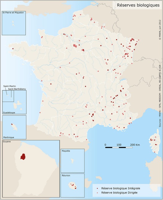 Carte de la France sur l'emplacement des réserves biologiques. Sont représentés par des points rouges foncés les réserves biologiques intégrales et par des points roses les réserves biologiques dirigées.