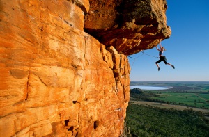 Photo d'une femme pratiquant l'escalade